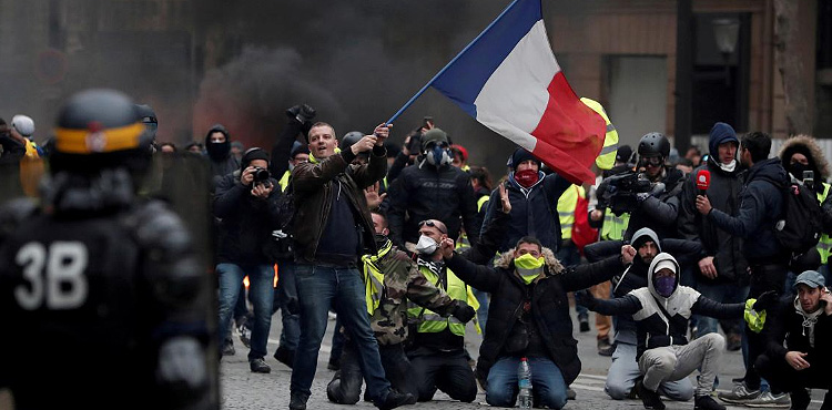 'Yellow Vests' gather in Paris for tenth weekend of protests