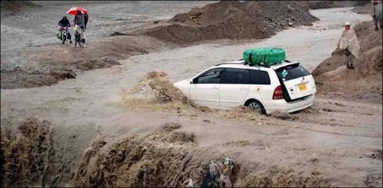 Floodwater drowns road connecting Sindh, Punjab, Balochistan