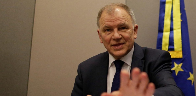 EU health official slams Greek minister for defying smoking ban