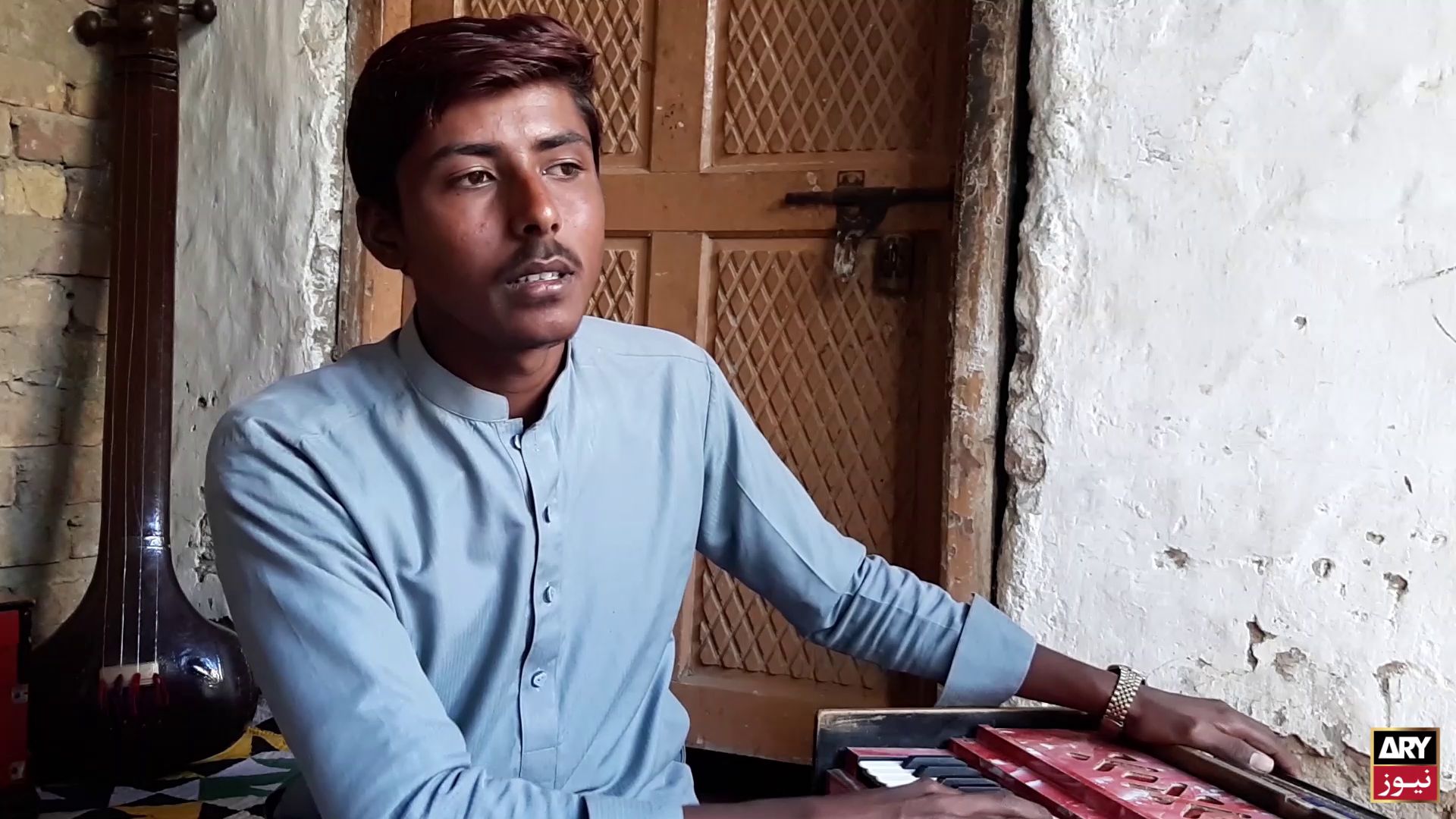 Meet Hidayat Ali Khan, an enchanting classical singer from Sanghar