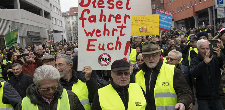 'Yellow vests' march through Paris denouncing police violence