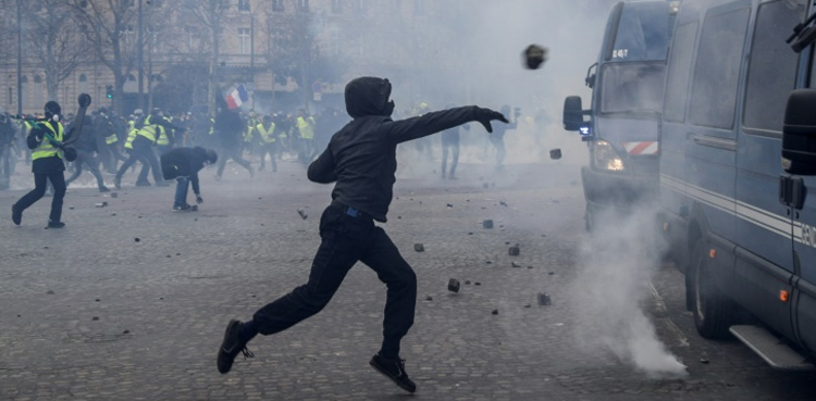 Paris stores looted in new 'yellow vest' riots
