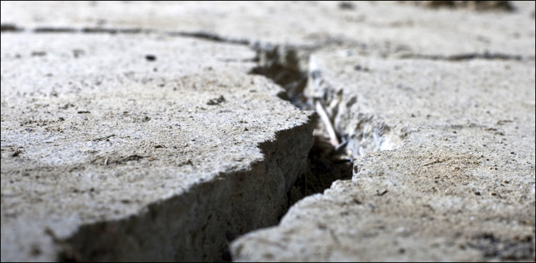 Over 2 km-long crack opens up in Pishin