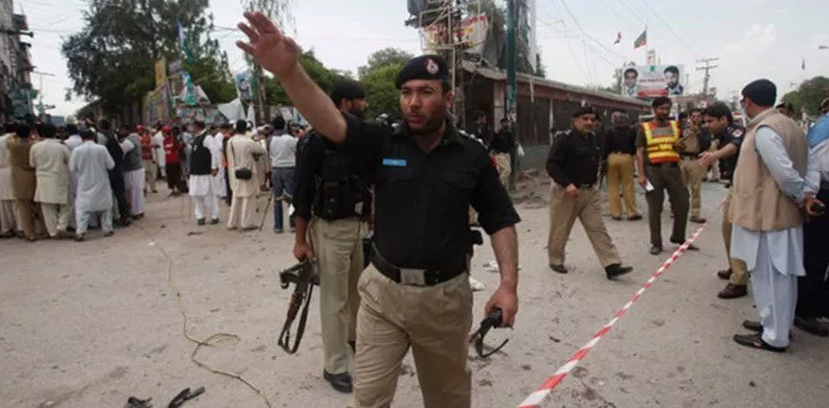 Two policemen among three injured in DI Khan blast