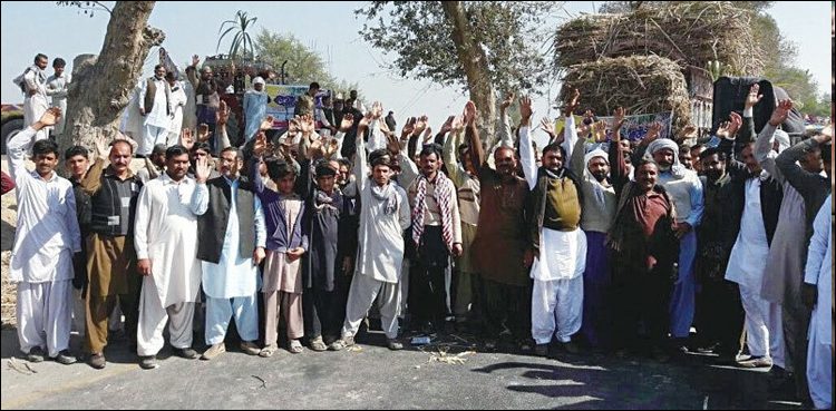 Sugarcane farmers protest non-payment of dues in Jhang