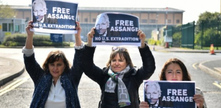 European politicians protest outside Assange's London jail
