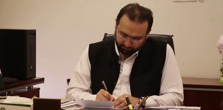 KP health minister administers polio drops to his kids