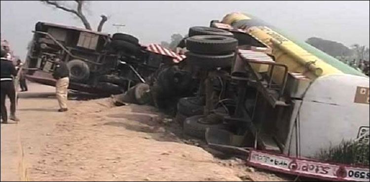 Oil tanker overturns in Nawabshah