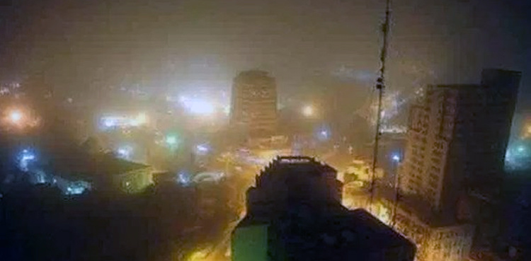 Dust storm enters Karachi, visibility affected