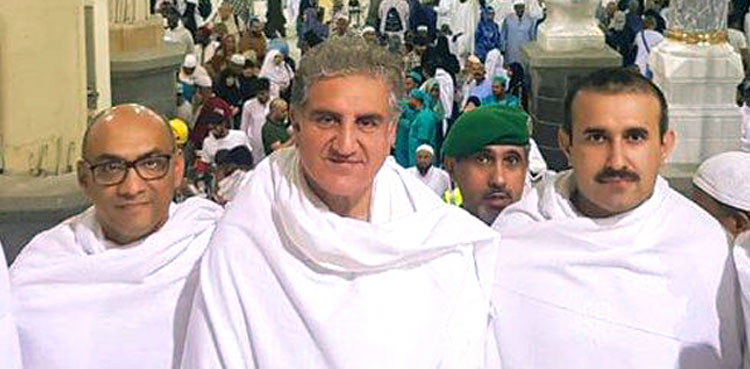 FM Qureshi performs Umrah, prays for country