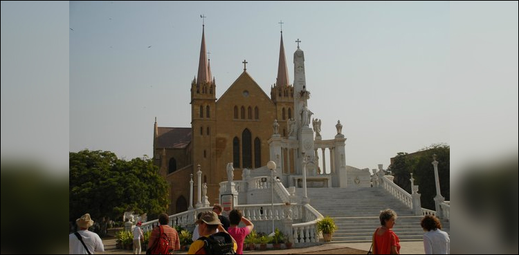 Karachi to experience a warm and humid, partially cloudy day