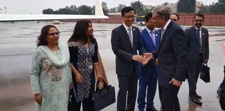 FM Qureshi heads back to Pakistan after successful China visit over Kashmir