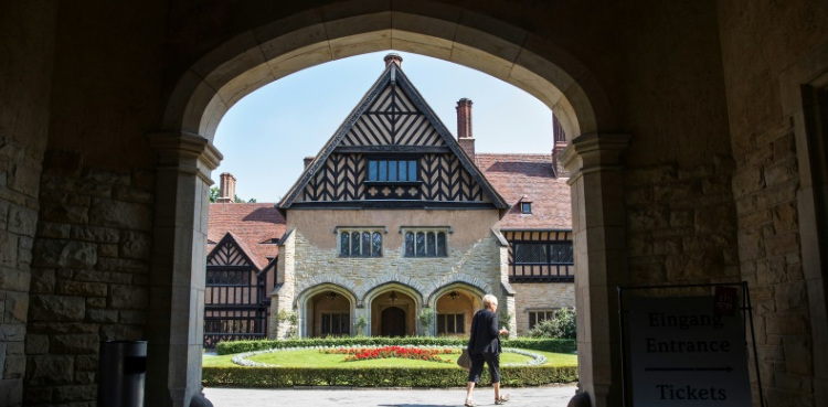 Kaiser's heirs fight for riches