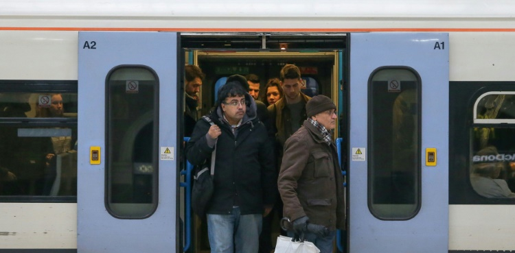 Huge power outage creates travel mayhem in Britain