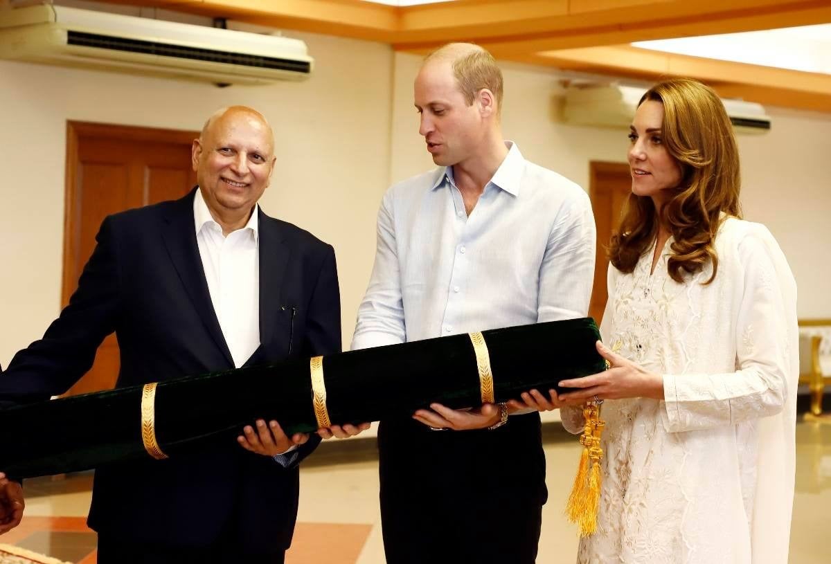 Royals in Lahore: Governor Punjab gifts painting to Prince William
