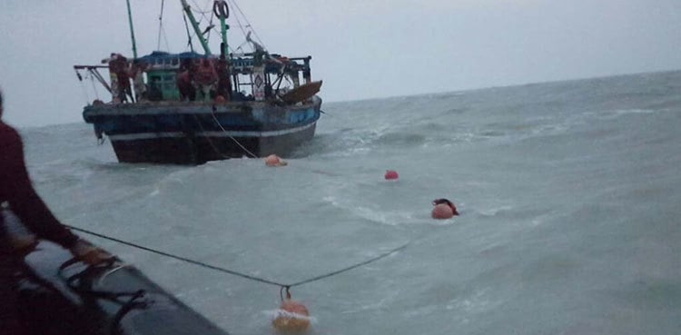 Cyclone Kyarr: Tidal waves hit coastal areas of Karachi, Thatta