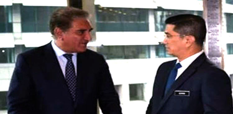 FM Qureshi, Malaysian Economic Affairs Minister agree to bolster bilateral cooperation