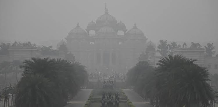 Hazardous smog chokes India's capital city