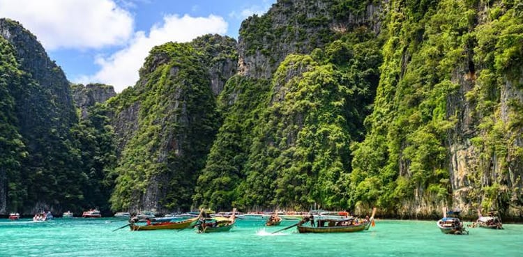 Tourist killed taking selfie at Thai waterfall