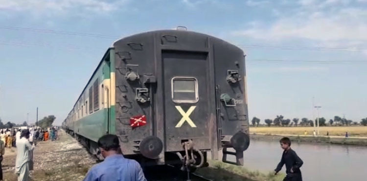 Sukkur Express headed to Jacobabad, catches fire near Lodhran station