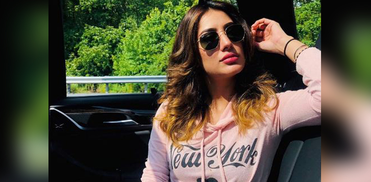 Mehwish Hayat tells fans to hold on to hope in dark times