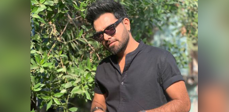 Yasir Hussain urges fans to quit smoking