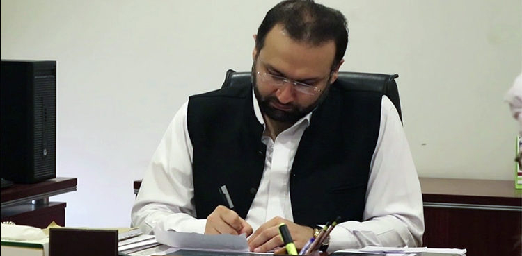 KP minister asks Bilawal to shed light on Sindh's miserable condition