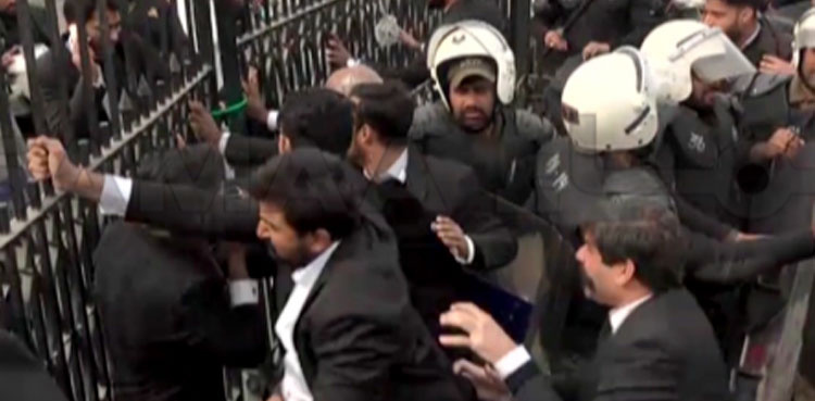Hyderabad lawyers end protest after assured of SSP transfer