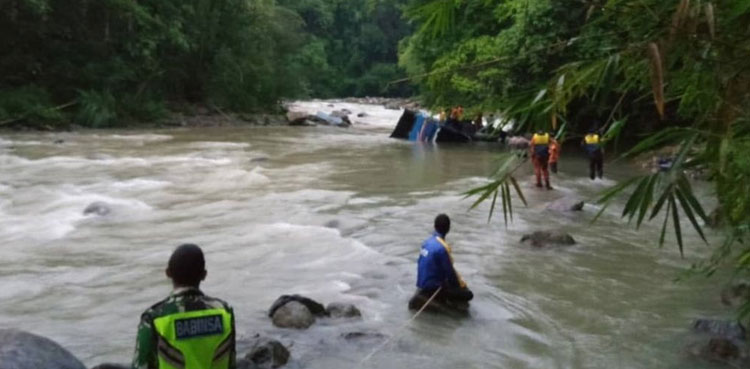 At least 25 dead in Indonesia bus plunge