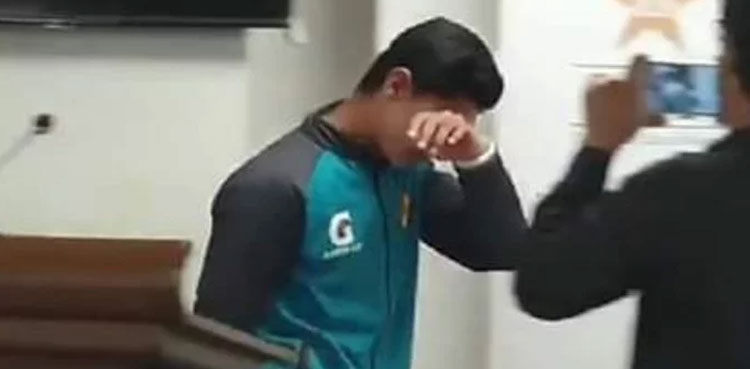 Naseem Shah gets emotional while remembering mother on record performance