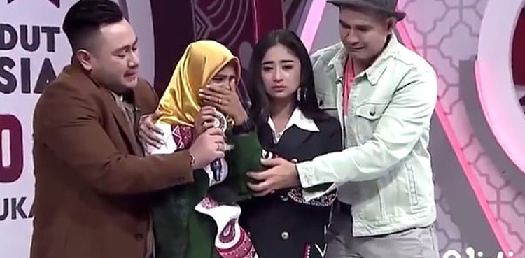 Heartbreaking moment when teen told on live TV about her mother's death
