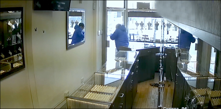 WATCH: 'Worst planned robbery' caught on camera