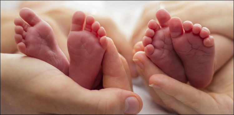 Lahore woman gives birth to twins in rikshaw