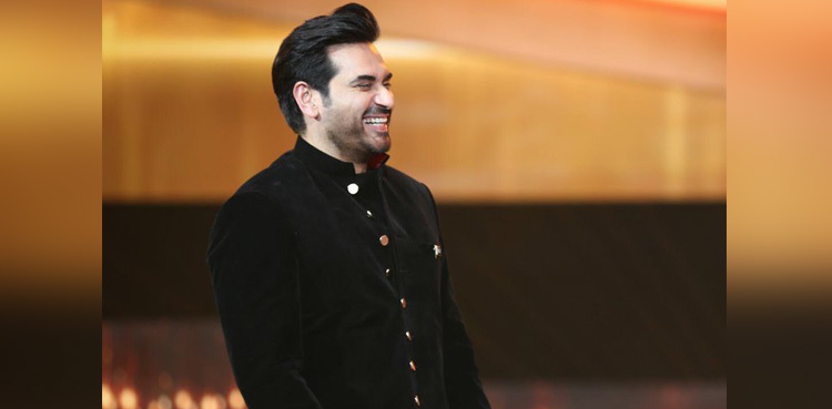 WATCH: Humayun Saeed swarmed by fans in Multan