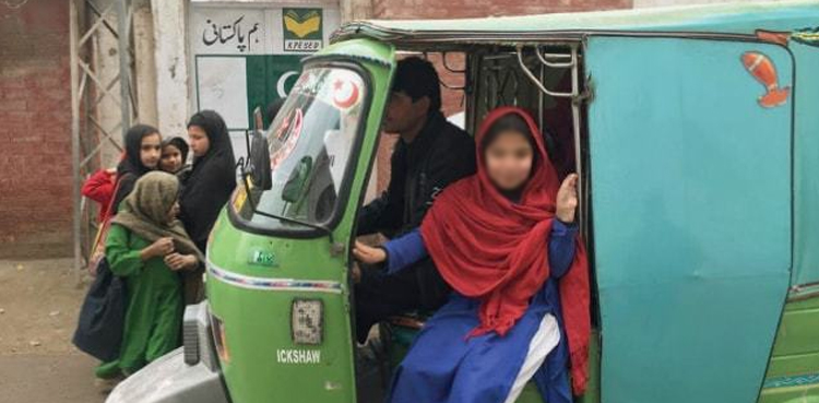 Rickshaw driver gives free rides to schoolgirls in Peshawar