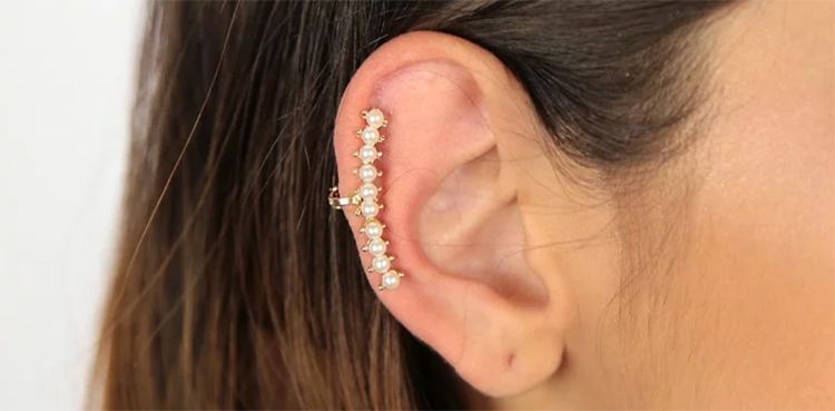 Woman deprived of earrings in Karachi mugging bid