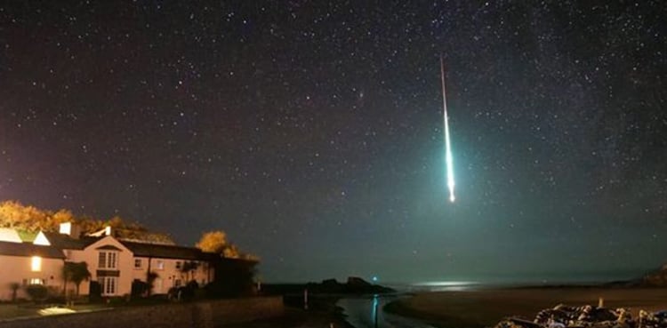 Stunning image of fireball meteor streaking through night sky