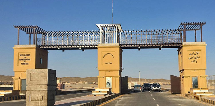 Iran hands over 31 illegal Pakistani emigrants to border officials