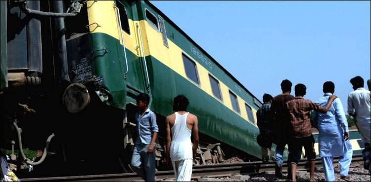 Sukkur Express rammed into goods train near Tando Adam