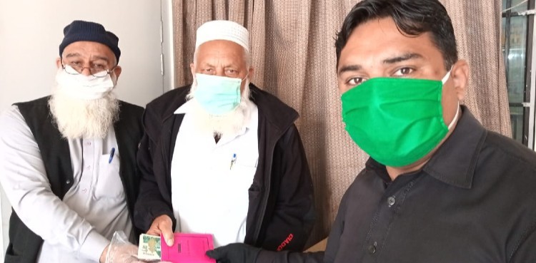 Postman Amanat delivers 2,72000 pensions in two days, Murad Saeed hails 'national hero'