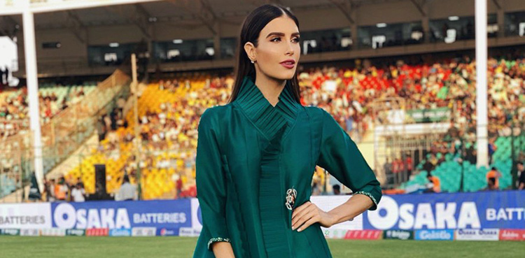 PSL 5 presenter Erin Holland rocks a Pakistani bridal dress