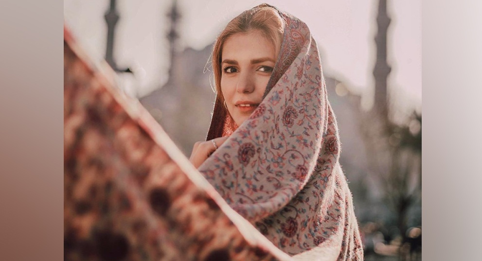 Momina Mustehsan tells fans to come together to fight coronavirus