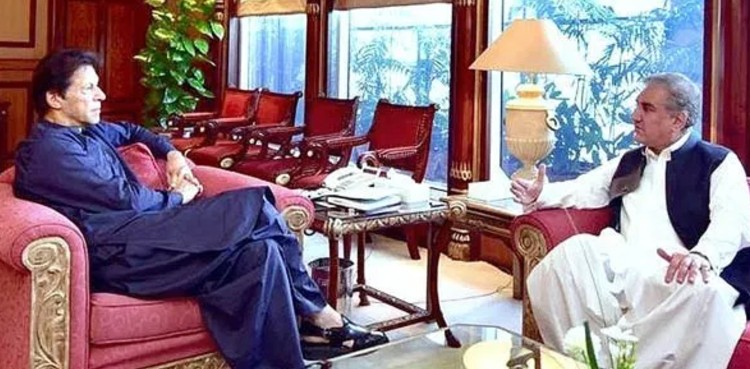 FM Qureshi presents Rs10mn cheque to PM Imran for corona relief fund
