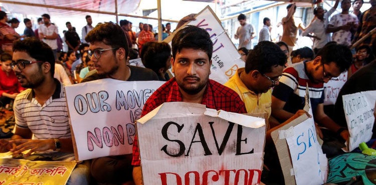 Grand Health Alliance ends protest, Sindh govt agrees to meet demands