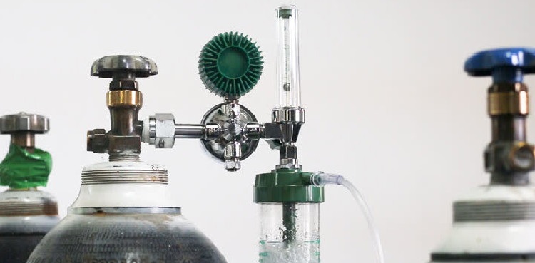 Oxygen cylinders become scarce in Karachi, being sold with jacked up prices