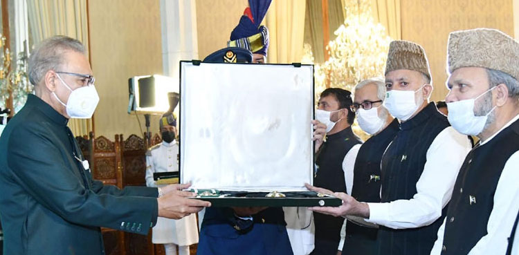 President Alvi confers Nishan-i-Pakistan on Syed Ali Geelani