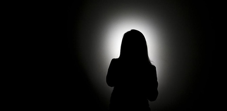 Woman throws her infant daughter into canal, another resuces her