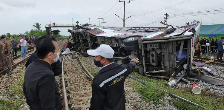 18 dead in Thailand bus-train collision