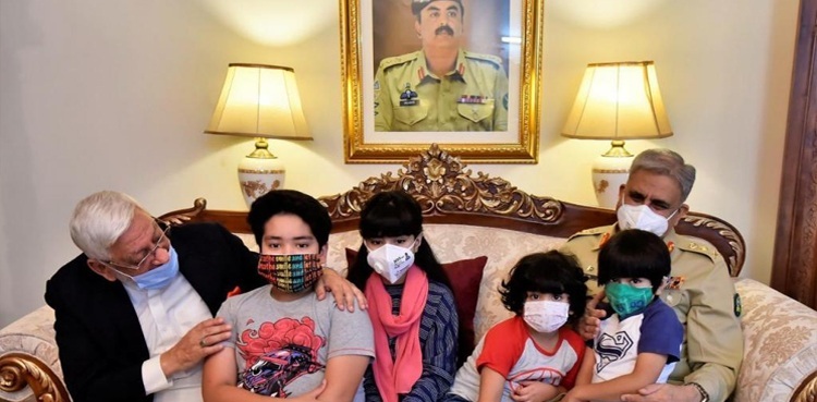 COAS Bajwa visits family of Col Mujeebur Rehman martyred in Tank