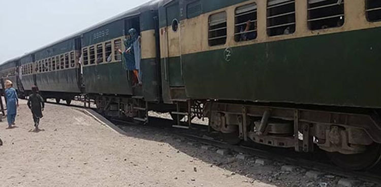 Lahore-bound Fareed Express breaks down in Ghotki